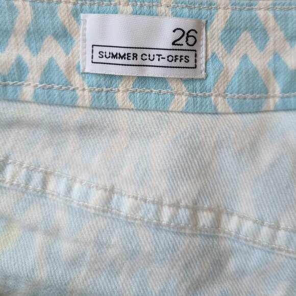 GAP Summer Cut-Off Denim Shorts in Dockside Blue | 26" (2) - Picture 4 of 6